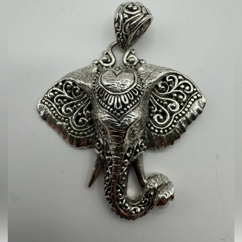 Sarda Bali handcrafted sterling elephant head pendant - Picture 1 of 3